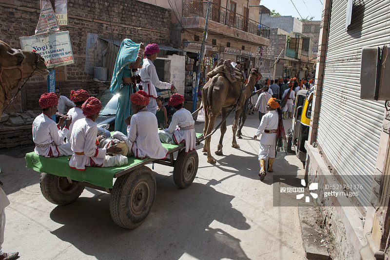 坐在骆驼车上的民间艺术家，焦特布尔，拉贾斯坦邦，印度，亚洲图片素材
