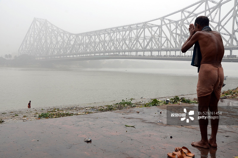 男子在胡格利河畔祈祷（印度西孟加拉邦加尔各答）图片素材