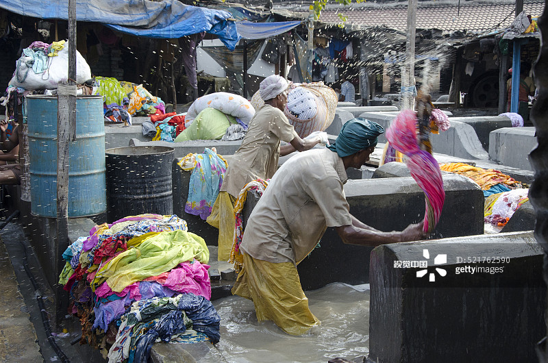 在印度马哈拉施特拉邦孟买的Dhobi Ghat洗衣服的洗衣工图片素材