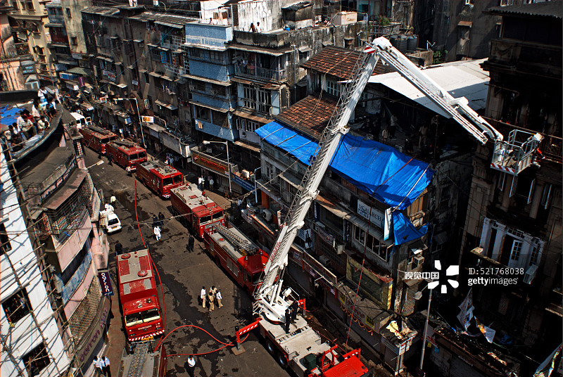 消防车在孟买乔里大厦火灾现场图片素材