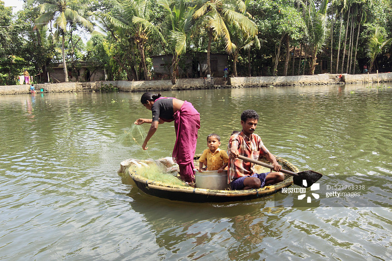 一家人在印度喀拉拉邦蓬纳米达湖钓鱼图片素材