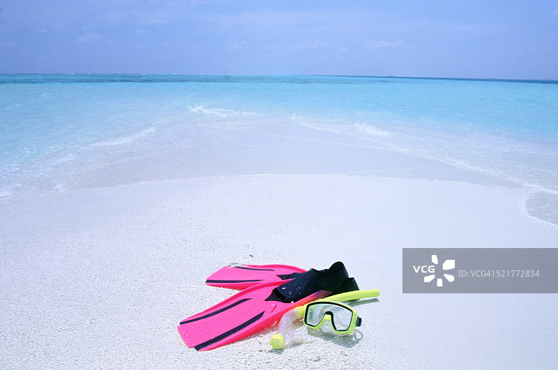 沙滩上的脚蹼和浮潜面罩图片素材