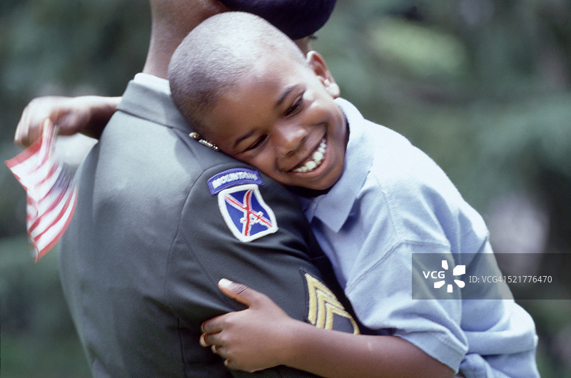 快乐的儿童拥抱他的爸爸图片素材