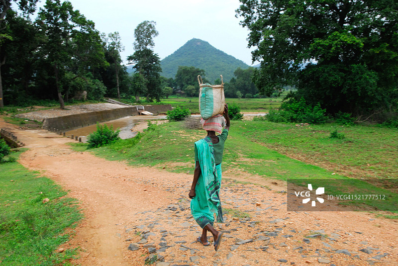 恰克拉达尔布尔，贾坎德邦，印度：霍部落妇女携带行李图片素材