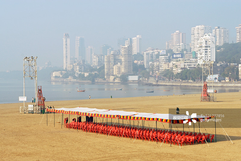 印度孟买吉尔冈海滩的熊猫和红色椅子图片素材