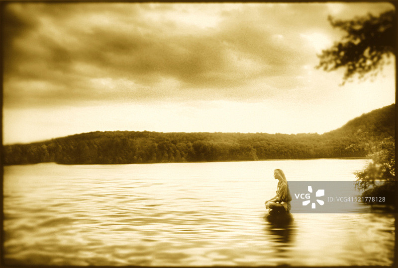 在湖上冥想图片素材