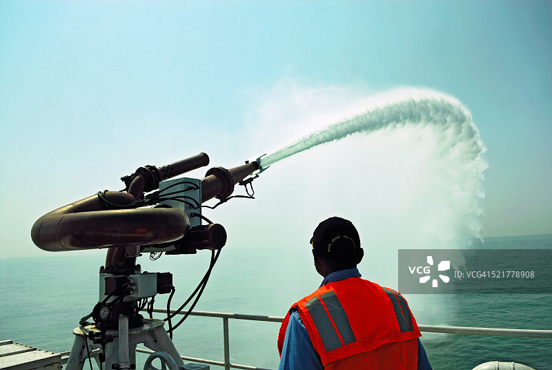 印度孟买海岸警卫队船上的高压水炮图片素材