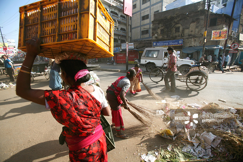 在印度贾坎德邦首府兰契市清扫道路的女人图片素材