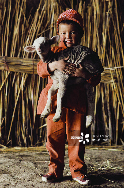 抱着孩子的哈萨克男孩图片素材