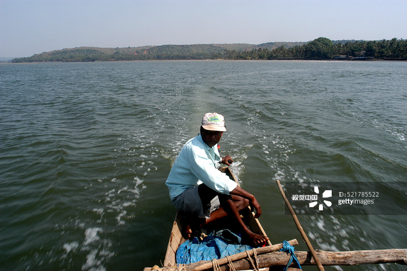 印度果阿邦辛奎里姆海滩附近的渔夫和他的船图片素材