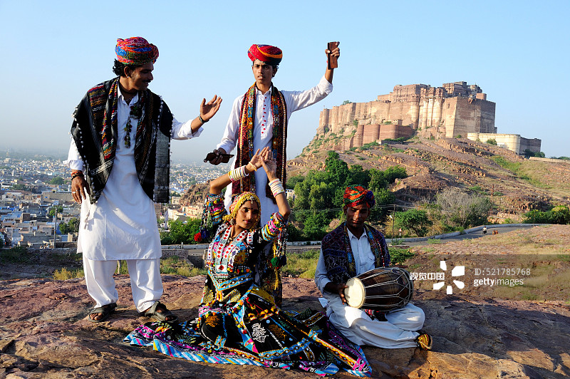 印度拉贾斯坦邦焦特布尔梅兰加尔堡的卡尔贝利亚民间舞者和音乐家图片素材
