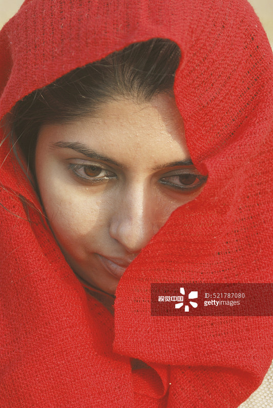 戴红围巾的女孩，印度拉贾斯坦邦的贾伊萨尔默图片素材