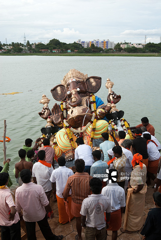 象头神浸没在穆坦南库拉姆水箱中，哥印拜陀，泰米尔纳德邦，印度图片素材