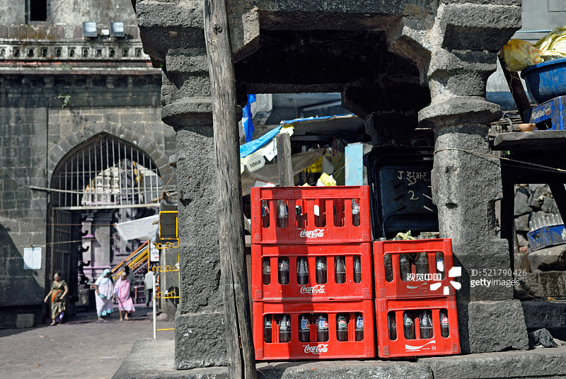 印度马哈拉施特拉邦久蒂巴神庙的软饮料托盘图片素材