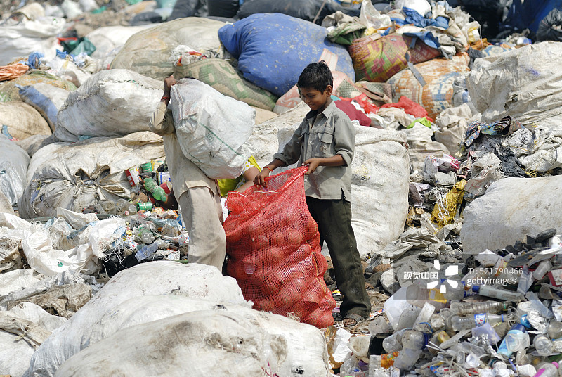 在印度孟买马哈拉施特拉邦德奥纳尔垃圾场收集垃圾的拾荒者图片素材