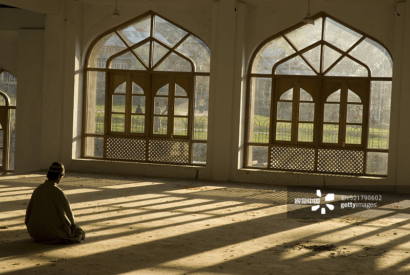 男人在印度查谟和克什米尔的杜尔加神庙祈祷图片素材