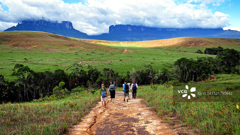 在通往罗赖马山的路上图片素材