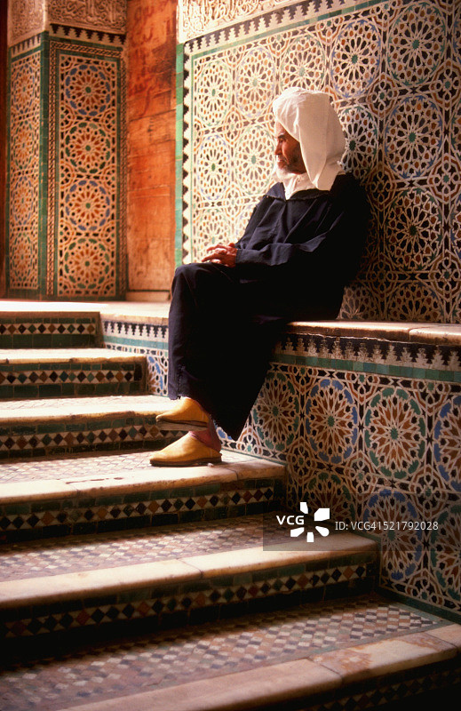 在布·伊纳尼亚伊斯兰学校放松身心的穆斯林男子图片素材