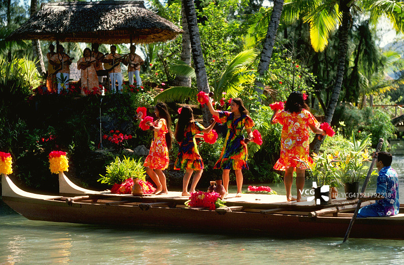 在河里划船的人们图片素材