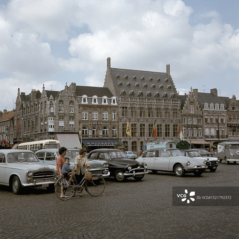 伊珀尔集市广场上的建筑图片素材