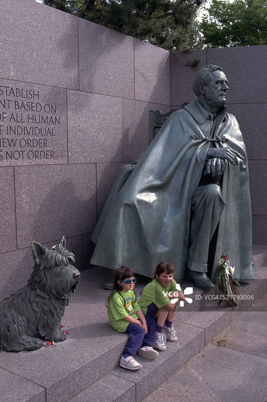 孩子们与富兰克林·德拉诺·罗斯福和他的宠物狗图片素材