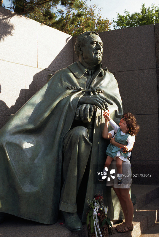 女人和孩子触摸尼尔·埃斯特恩的富兰克林·德拉诺·罗斯福与法拉雕像图片素材