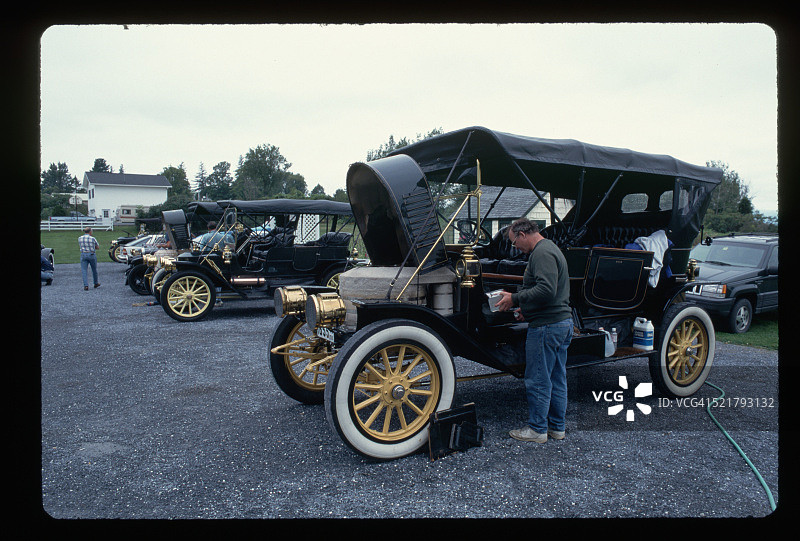 修复老式蒸汽汽车图片素材