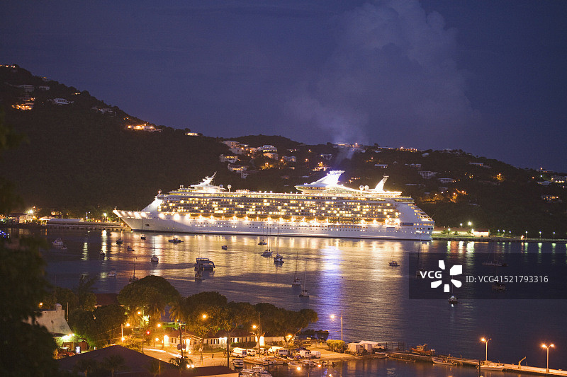 停靠在圣托马斯夏洛特阿马利的游轮图片素材