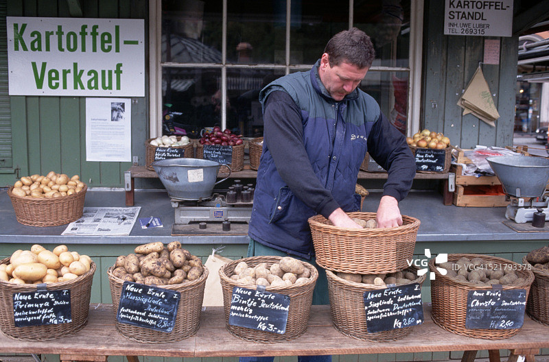 巴伐利亚市场上的农产品摊位图片素材