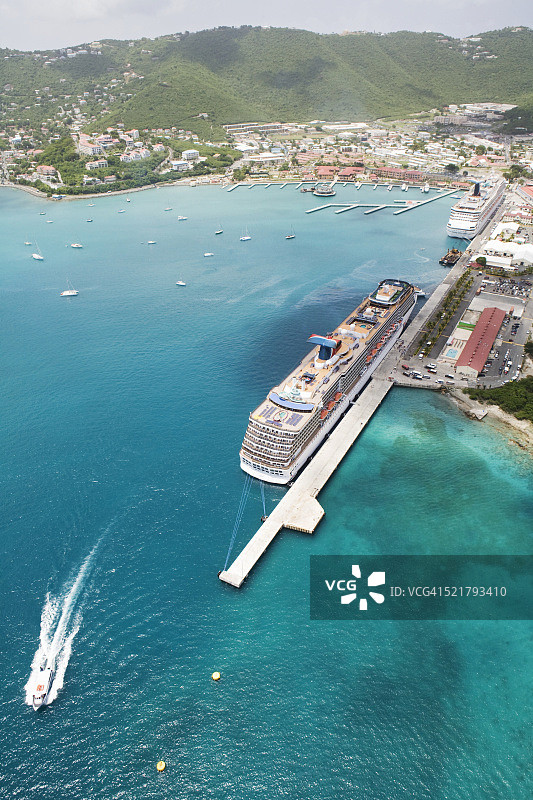 停靠在圣托马斯夏洛特阿马利亚的游轮图片素材