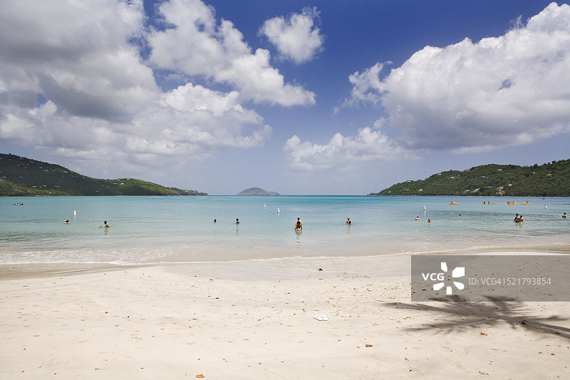 圣托马斯岛梅根斯湾的游泳者图片素材