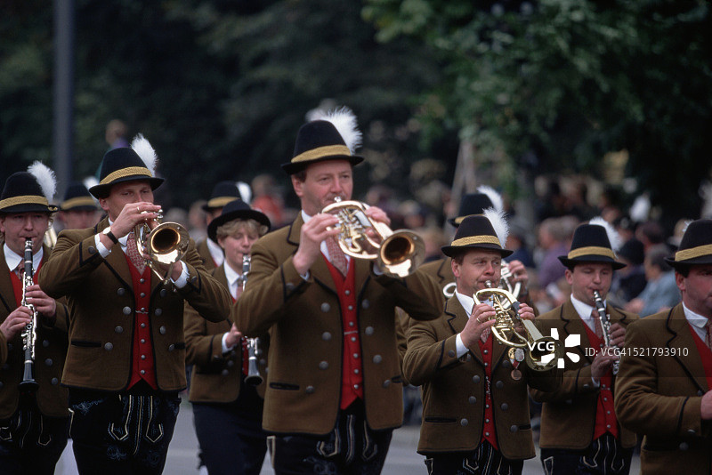 在慕尼黑啤酒节游行队伍中的游行乐队图片素材