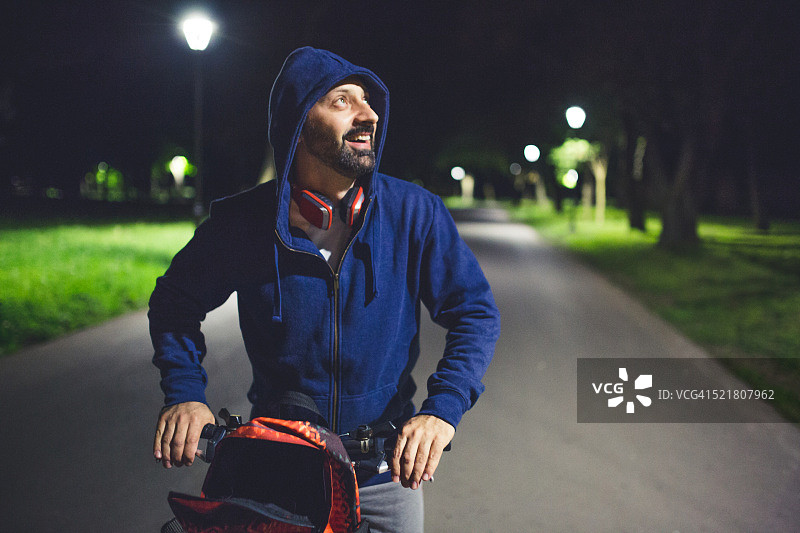 享受美好的夜晚图片素材