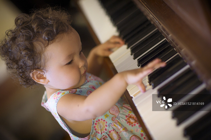 可爱女宝宝弹钢琴图片素材