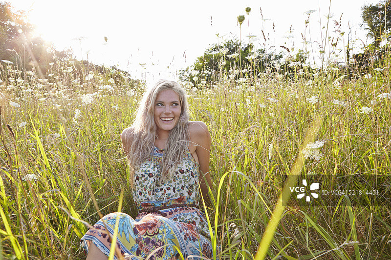 野花田里的女人图片素材