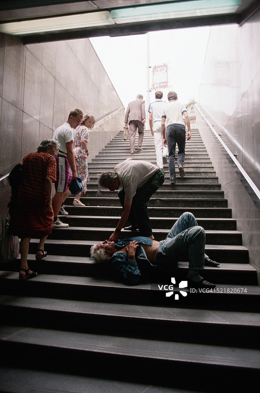 布拉格地铁里的醉汉图片素材