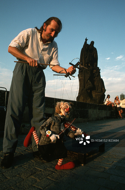 布拉格查理大桥上的木偶师图片素材