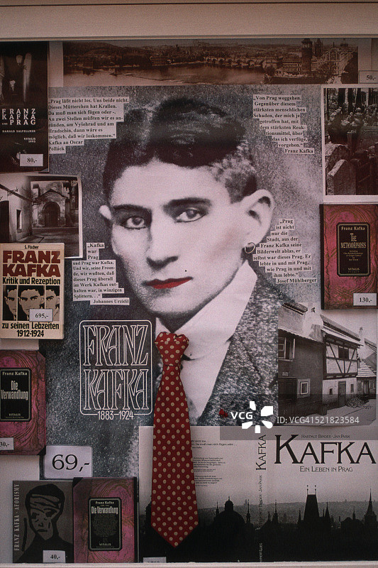布拉格小城区的卡夫卡书店橱窗展示图片素材