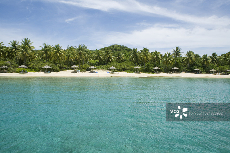 小迪克斯湾海滩上的茅草屋顶凉亭图片素材