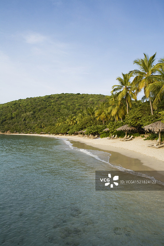 小迪克斯湾海滩上的茅草屋顶凉亭图片素材