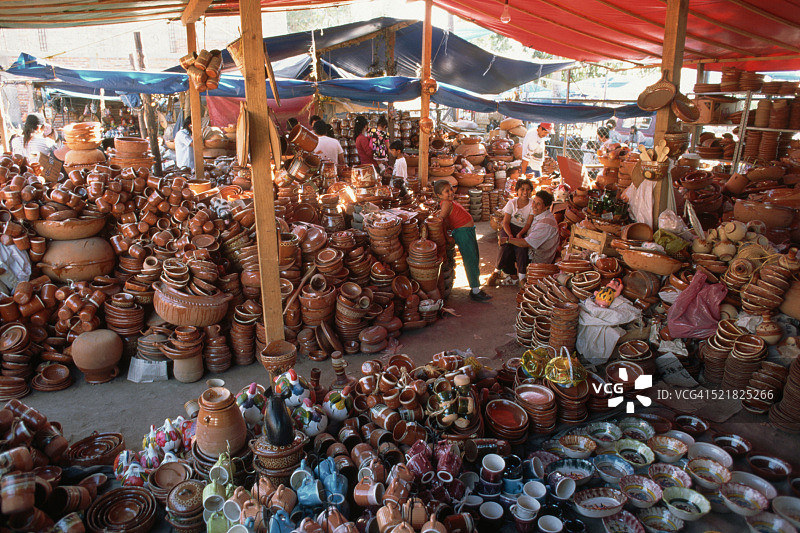 周日市场上的成堆陶器图片素材