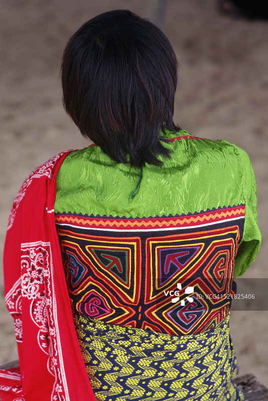 穿着背面带有莫拉图案衬衫的女人图片素材