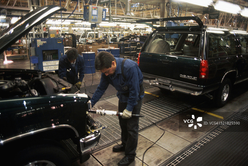 组装雪佛兰Suburban汽车图片素材