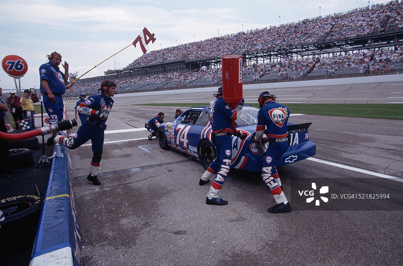 维修站内为赛车加油图片素材