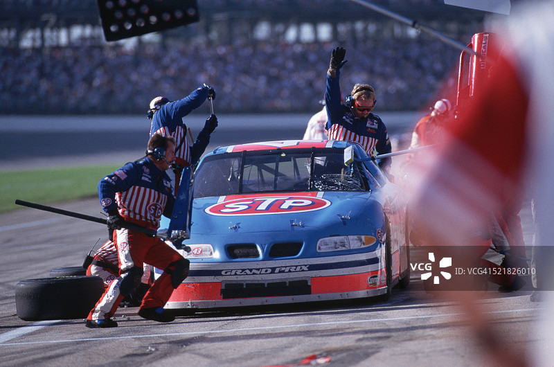 维修站工作人员检修赛车图片素材