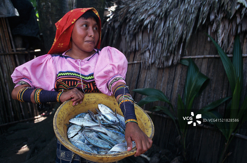 手捧一碗鱼的库纳妇女图片素材