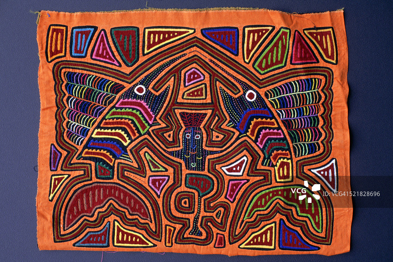 带有两条旗鱼图案的巴拿马库纳摩拉图片素材