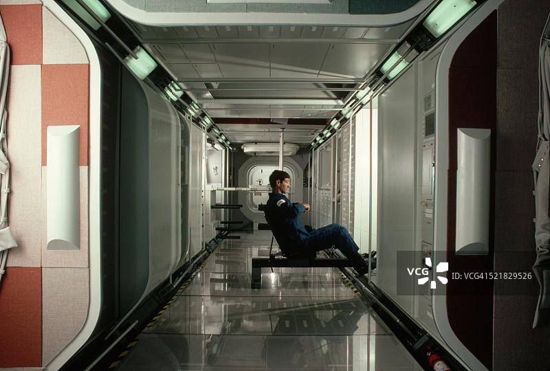 宇航员在锻炼器材上图片素材