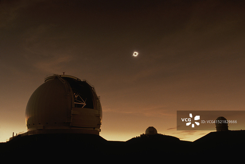 凯克天文台上的日食现象图片素材