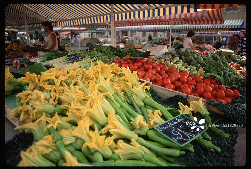 农产品摊位上的西葫芦图片素材